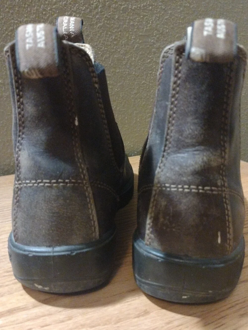 BLUNDSTONE Size USW 7.5 AU 4.5 Rustic (Paint). Chelsea Brown Boots